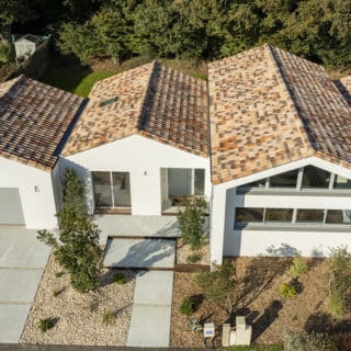 Construction de maison contemporaine lumineuse de 164 m² en Vendée, façade avant élégante aux Sables d’Olonne