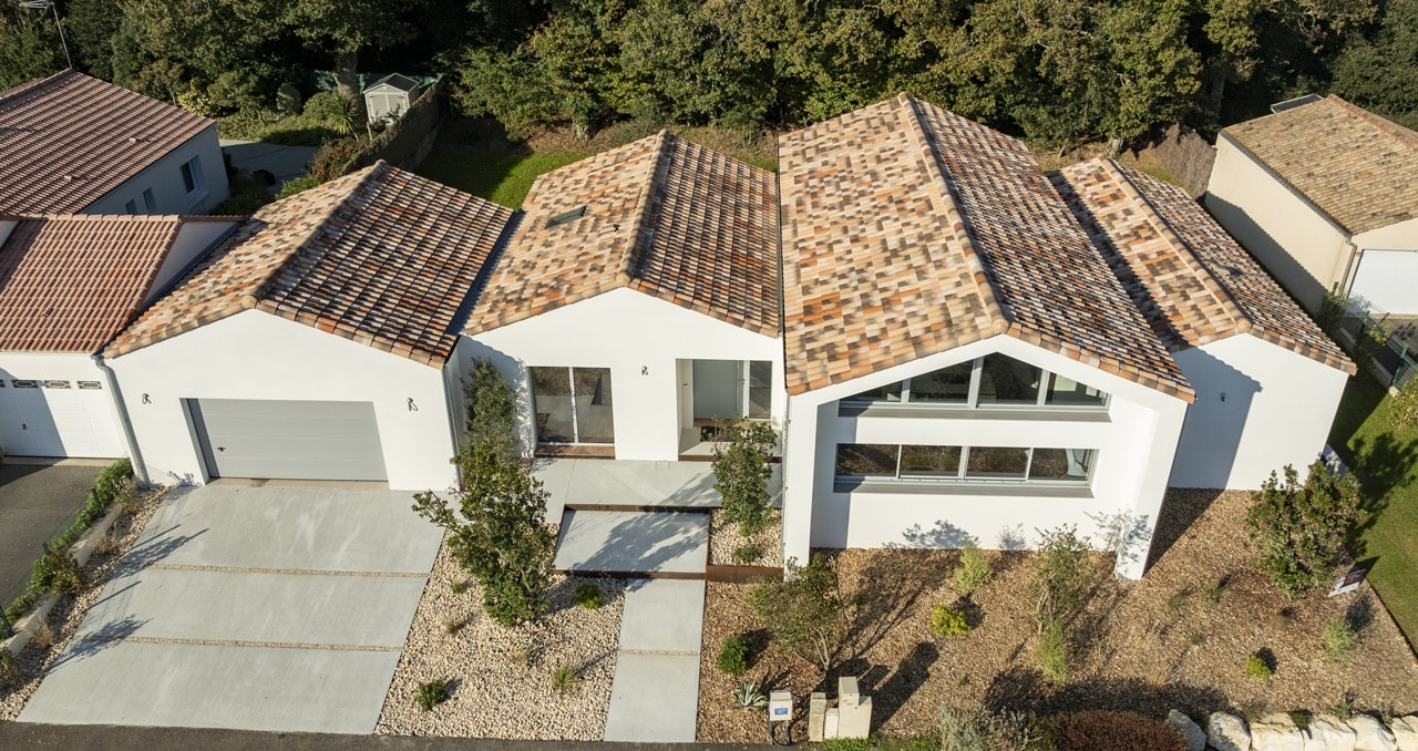 Construction de maison contemporaine lumineuse de 164 m² en Vendée, façade avant élégante aux Sables d’Olonne