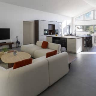 Pièce de vie lumineuse dans une maison contemporaine de 164 m² construite aux Sables d’Olonne