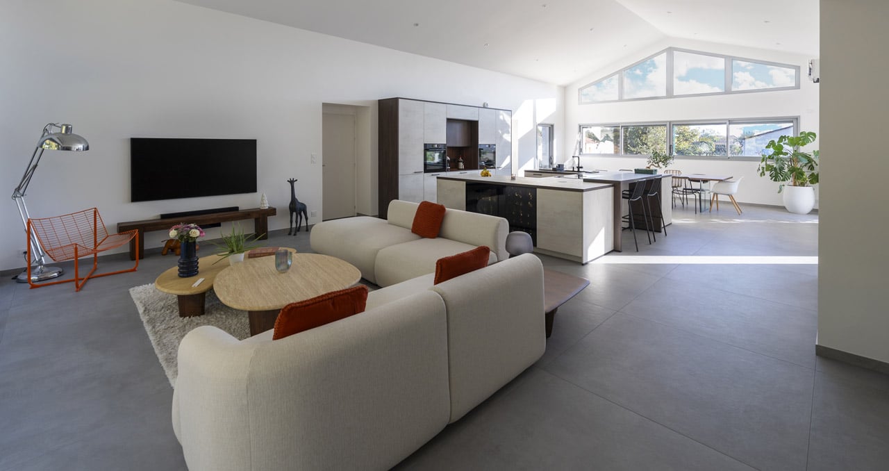 Pièce de vie lumineuse dans une maison contemporaine de 164 m² construite aux Sables d’Olonne