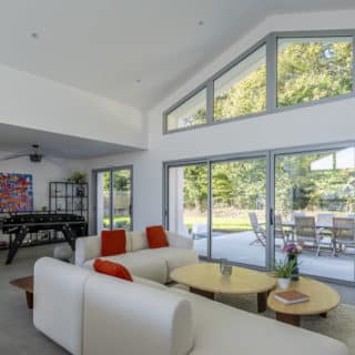 Grande pièce de vie spacieuse et lumineuse dans une maison moderne construite aux Sables d’Olonne en Vendée
