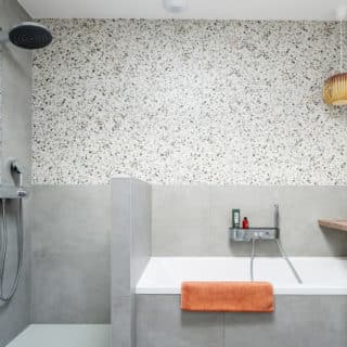 Salle de bain contemporaine dans une maison moderne de 164 m² construite en Vendée, aux Sables d’Olonne
