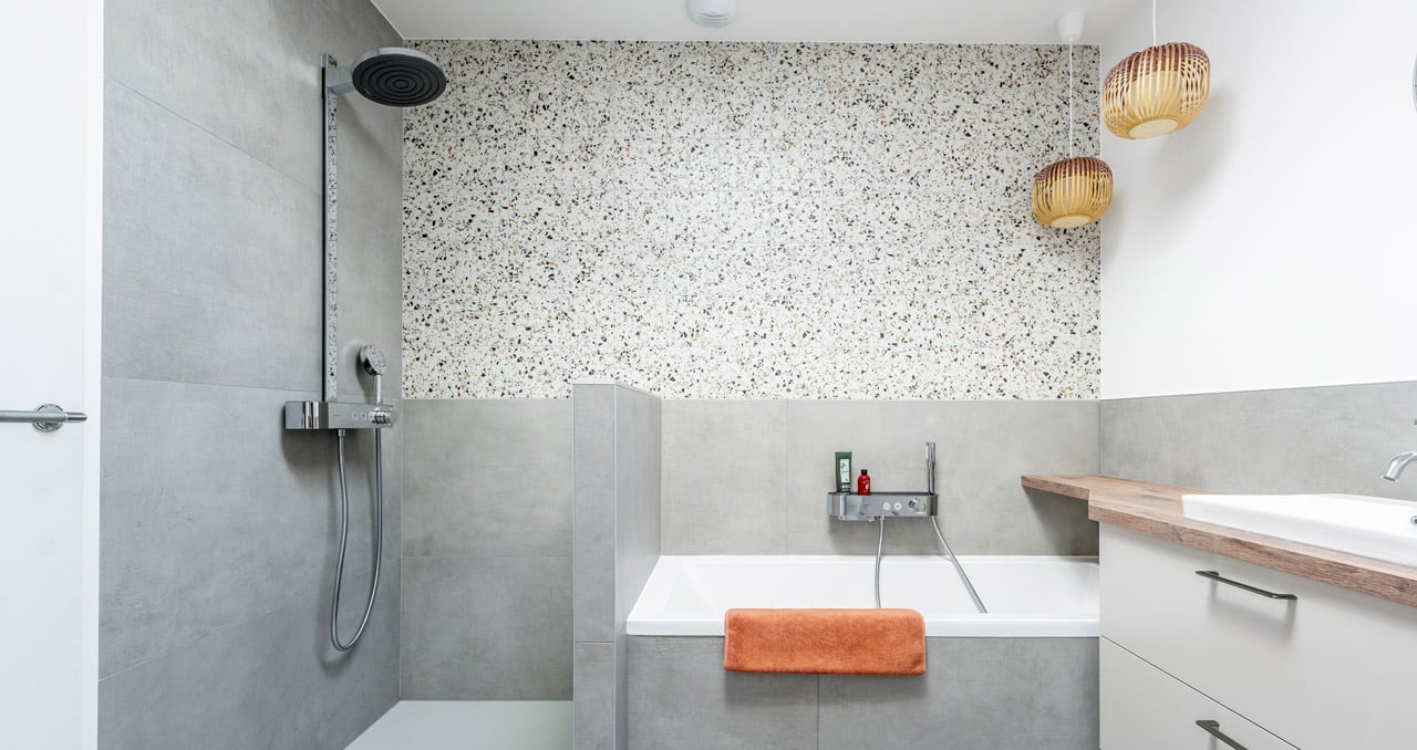 Salle de bain contemporaine dans une maison moderne de 164 m² construite en Vendée, aux Sables d’Olonne