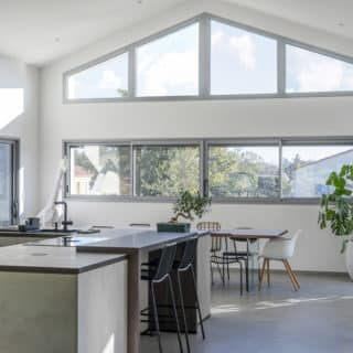 Salon-séjour et cuisine contemporaine dans une maison moderne construite en Vendée aux Sables d’Olonne.