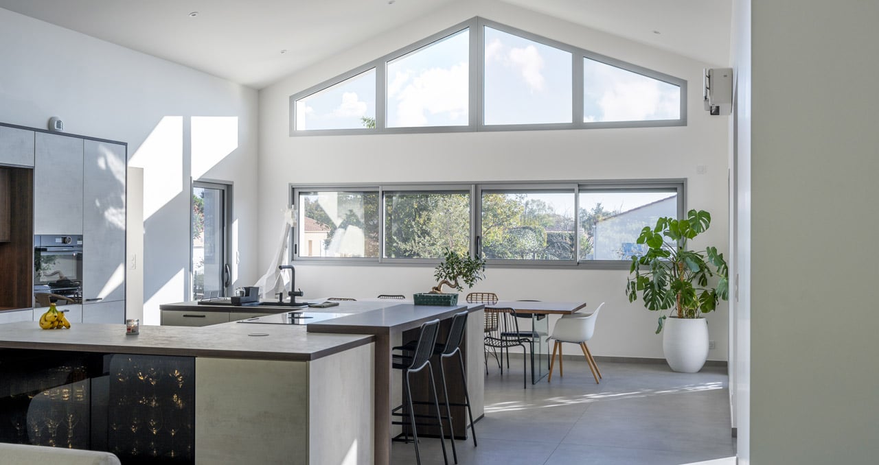 Salon-séjour et cuisine contemporaine dans une maison moderne construite en Vendée aux Sables d’Olonne.