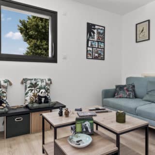 Intérieur design d'une maison à toit plat en Vendée, avec finitions soignées et volumes optimisés.