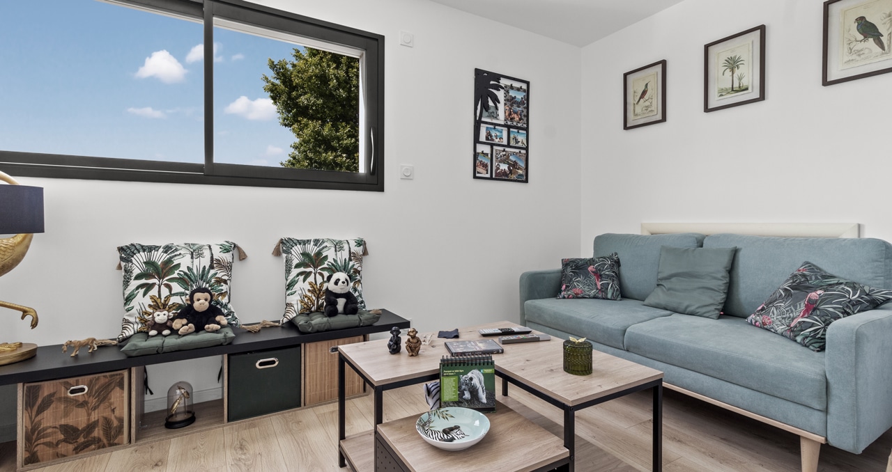 Intérieur design d'une maison à toit plat en Vendée, avec finitions soignées et volumes optimisés.