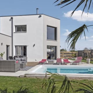 Découvrez une maison contemporaine de 121 m² à La Roche-sur-Yon en Vendée, avec 3 chambres, toit plat et style moderne.