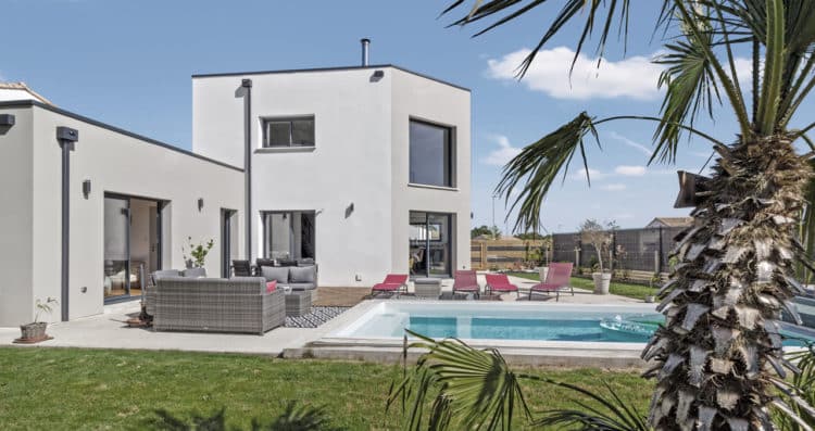 Découvrez une maison contemporaine de 121 m² à La Roche-sur-Yon en Vendée, avec 3 chambres, toit plat et style moderne.