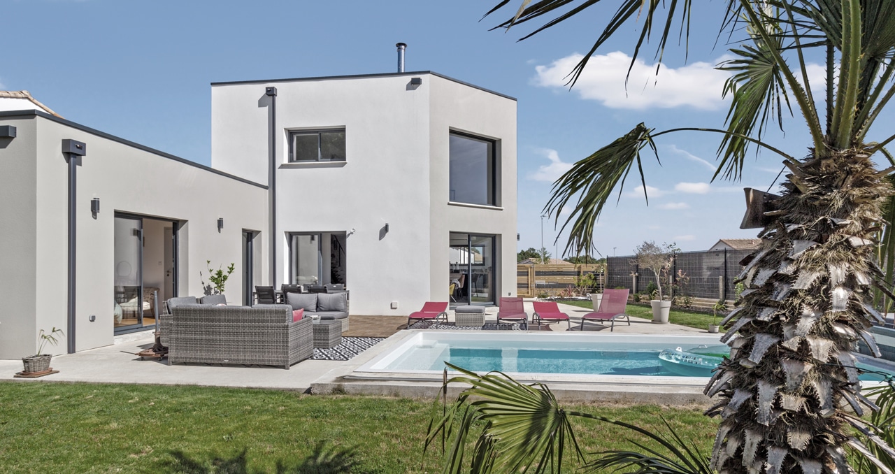 Découvrez une maison contemporaine de 121 m² à La Roche-sur-Yon en Vendée, avec 3 chambres, toit plat et style moderne.