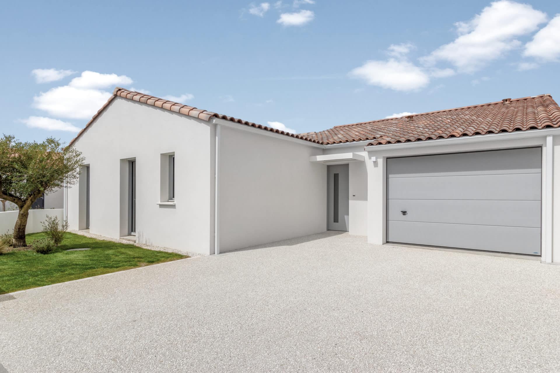 Façade d'une maison neuve avec enduit blanc Oze Neige aux Sables-d’Olonne