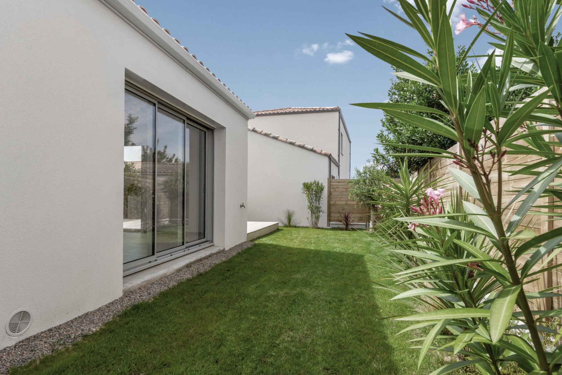 Jardin aménagé avec terrasse dans une maison neuve aux Sables-d’Olonne