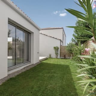 Jardin aménagé avec terrasse dans une maison neuve aux Sables-d’Olonne
