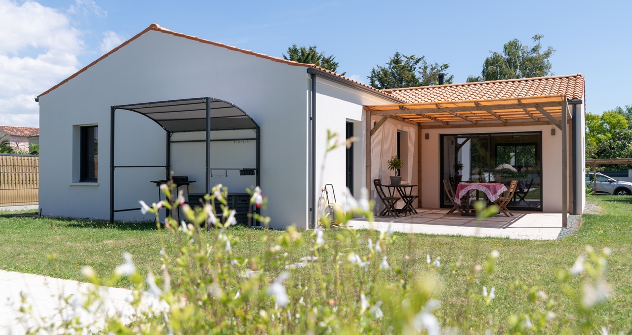 Maison familiale de style traditionnel à Saint-Romain-de-Benet (17), avec tuiles rouges et finitions soignées. 3 chambres, 2 salles d’eau.