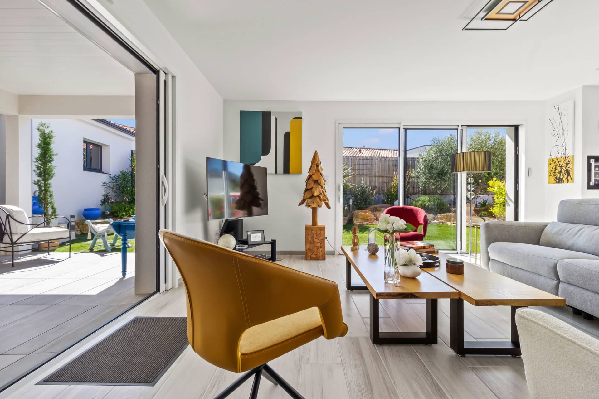 Pièce de vie colorée d'une maison neuve à Saint-Jean-de-Monts