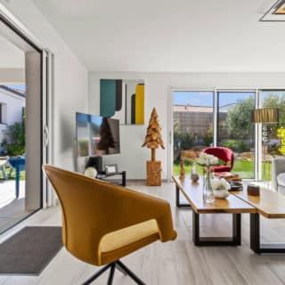 Pièce de vie colorée d'une maison neuve à Saint-Jean-de-Monts