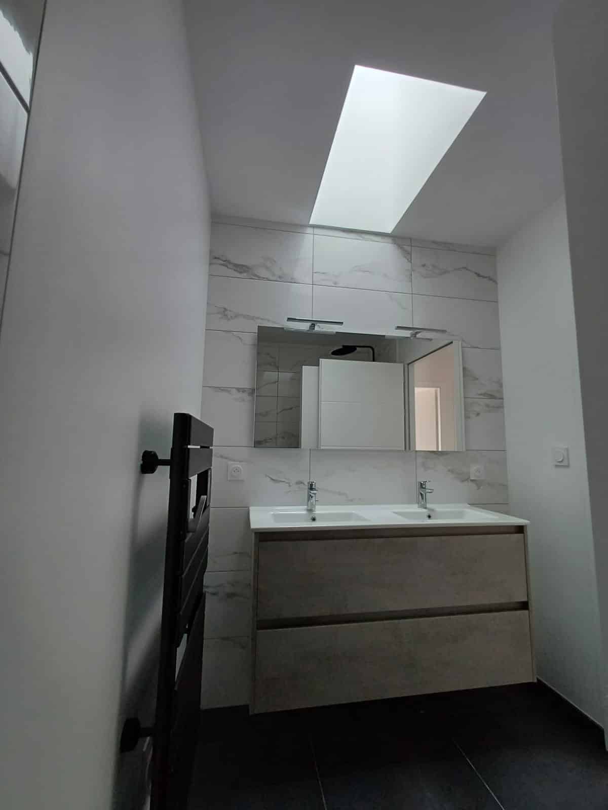 Salle de bain avec puit de lumière