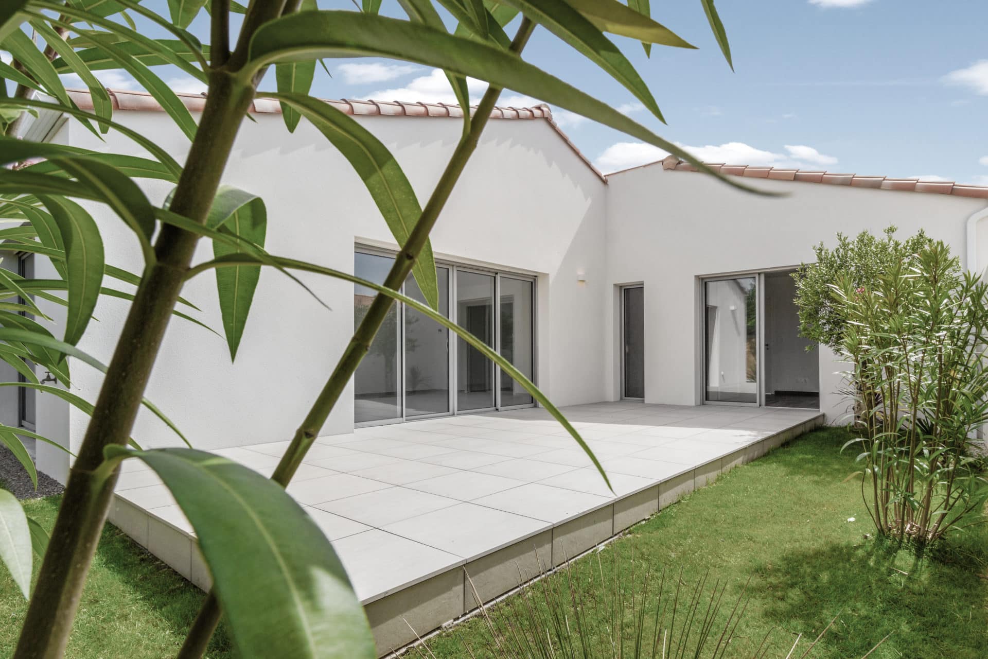 Vue extérieure du jardin d’une maison familiale située aux Sables-d’Olonne