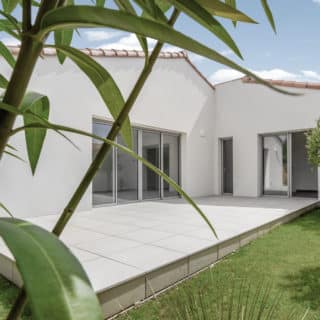 Vue extérieure du jardin d’une maison familiale située aux Sables-d’Olonne