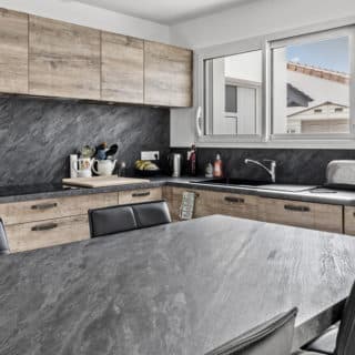 cuisine ouverte moderne et fonctionnelle dans maison neuve à Saint-Hilaire-de-Riez