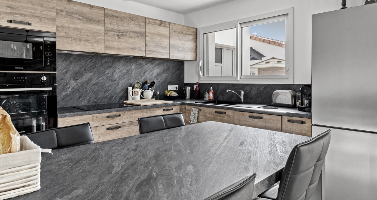 cuisine ouverte moderne et fonctionnelle dans maison neuve à Saint-Hilaire-de-Riez