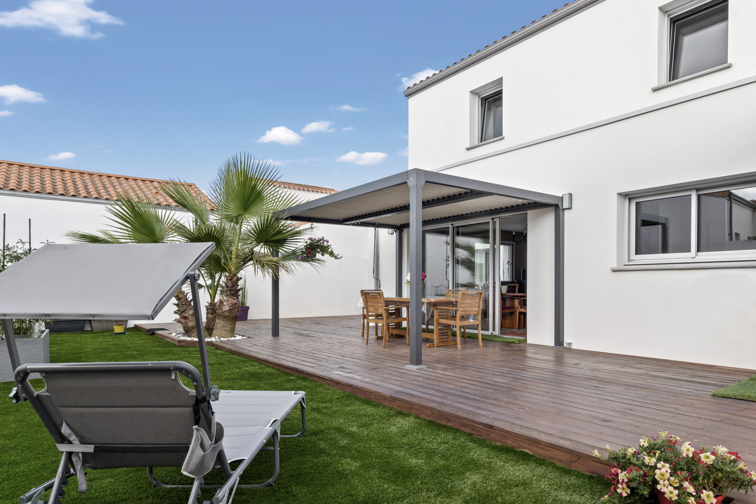 façade côté jardin avec terrasse de maison neuve à Saint-Hilaire-de-Riez