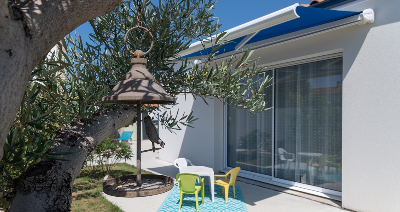 Maison neuve 81 m² à Vaux-sur-Mer – baie vitrée du séjour ouvrant sur la terrasse