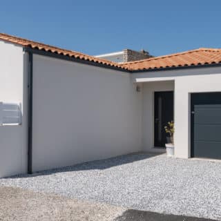 Constructeur de maison à Vaux-sur-Mer – façade avant Est d’une maison de plain-pied 81 m² avec garage et porche