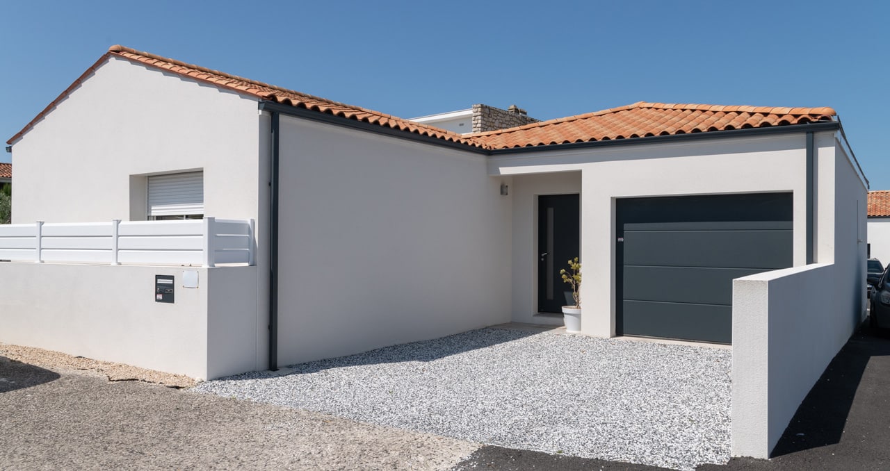 Constructeur de maison à Vaux-sur-Mer – façade avant Est d’une maison de plain-pied 81 m² avec garage et porche