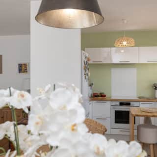 Constructeur de maison à Vaux-sur-Mer – grande pièce de vie ouverte et lumineuse d’une maison 81 m²