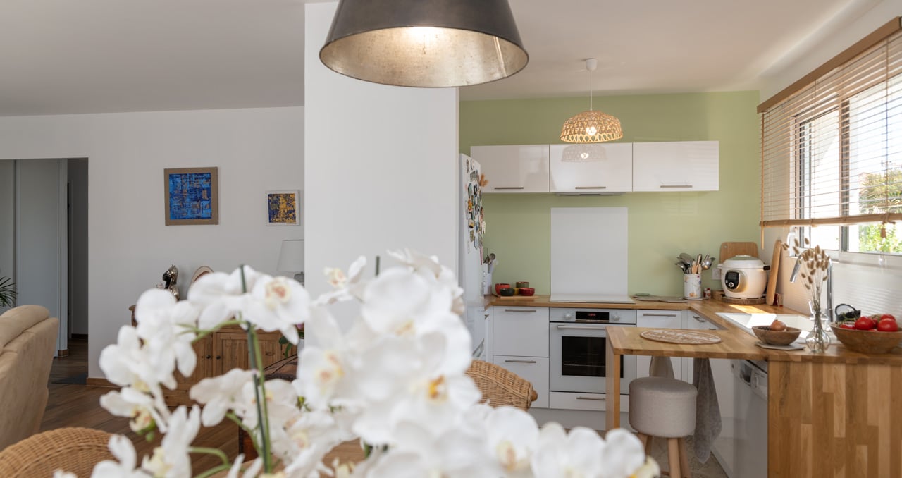 Constructeur de maison à Vaux-sur-Mer – grande pièce de vie ouverte et lumineuse d’une maison 81 m²