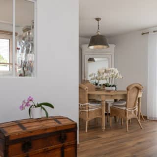 Salle à manger conviviale attenante à la cuisine dans une maison 81 m² à Vaux-sur-Mer
