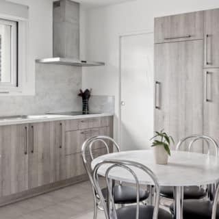 Cuisine moderne et lumineuse de la maison de 83 m² à Sainte-Flaive-des-Loups