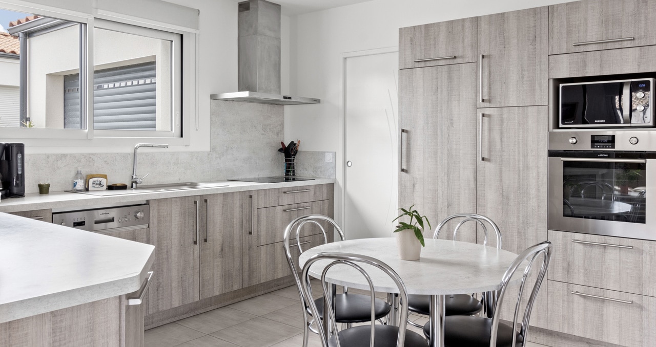 Cuisine moderne et lumineuse de la maison de 83 m² à Sainte-Flaive-des-Loups