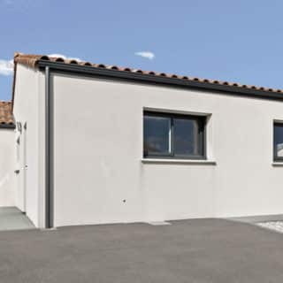 Maison de 83 m² à Sainte-Flaive-des-Loups – façade avant avec garage en long et entrée sur le côté.