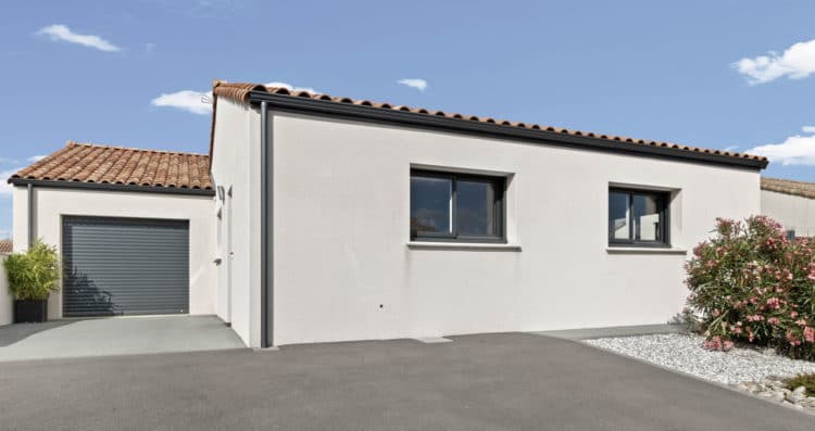 Maison de 83 m² à Sainte-Flaive-des-Loups – façade avant avec garage en long et entrée sur le côté.