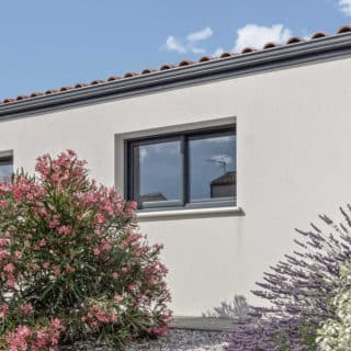 Maison de plain-pied 83 m² à Sainte-Flaive-des-Loups – façade avant et toiture en tuiles ton paysage.