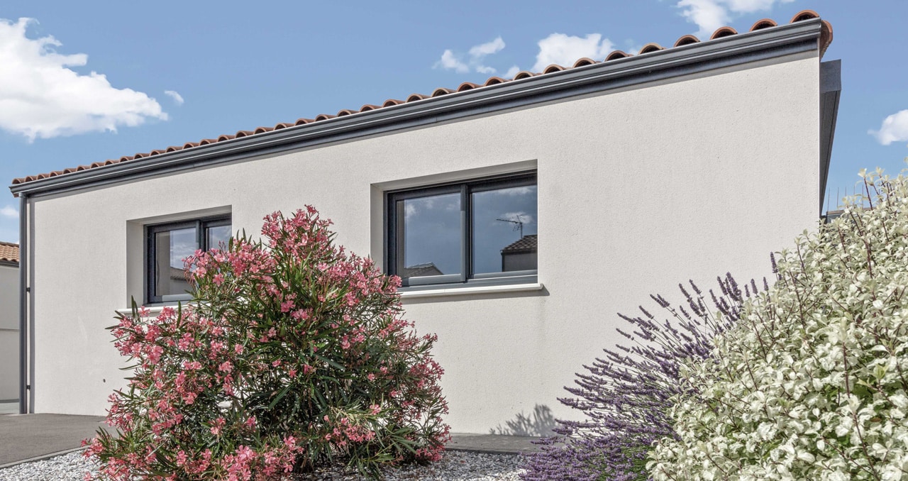 Maison de plain-pied 83 m² à Sainte-Flaive-des-Loups – façade avant et toiture en tuiles ton paysage.
