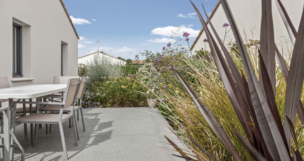 Jardin et terrasse de la maison de 83 m² à Sainte-Flaive-des-Loups, vue arrière extérieure.