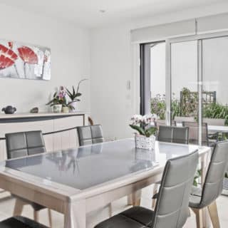 Salle à manger ouverte sur le séjour dans la maison de 83 m² à Sainte-Flaive-des-Loups.