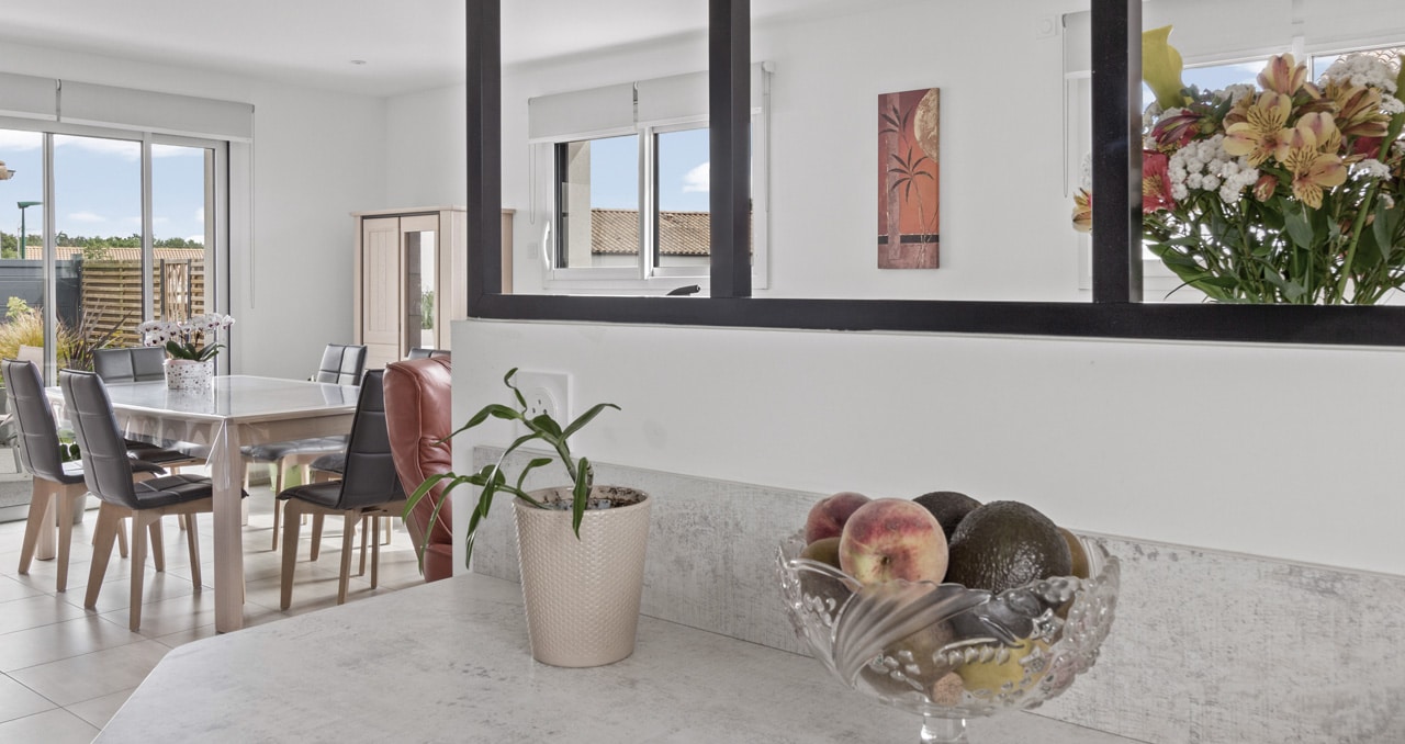 Espace salle à manger et cuisine avec verrière dans la maison de 83 m² à Sainte-Flaive-des-Loups.