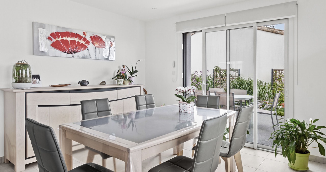 Salle à manger ouverte sur le séjour dans la maison de 83 m² à Sainte-Flaive-des-Loups.
