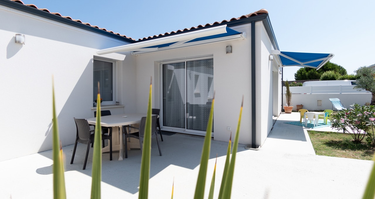 Constructeur de maison à Vaux-sur-Mer – baie vitrée avec terrasse et vue sur le jardin