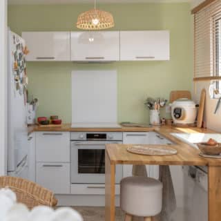Cuisine ouverte moderne dans une maison neuve de 81 m² à Vaux-sur-Mer réalisée par un constructeur de maison