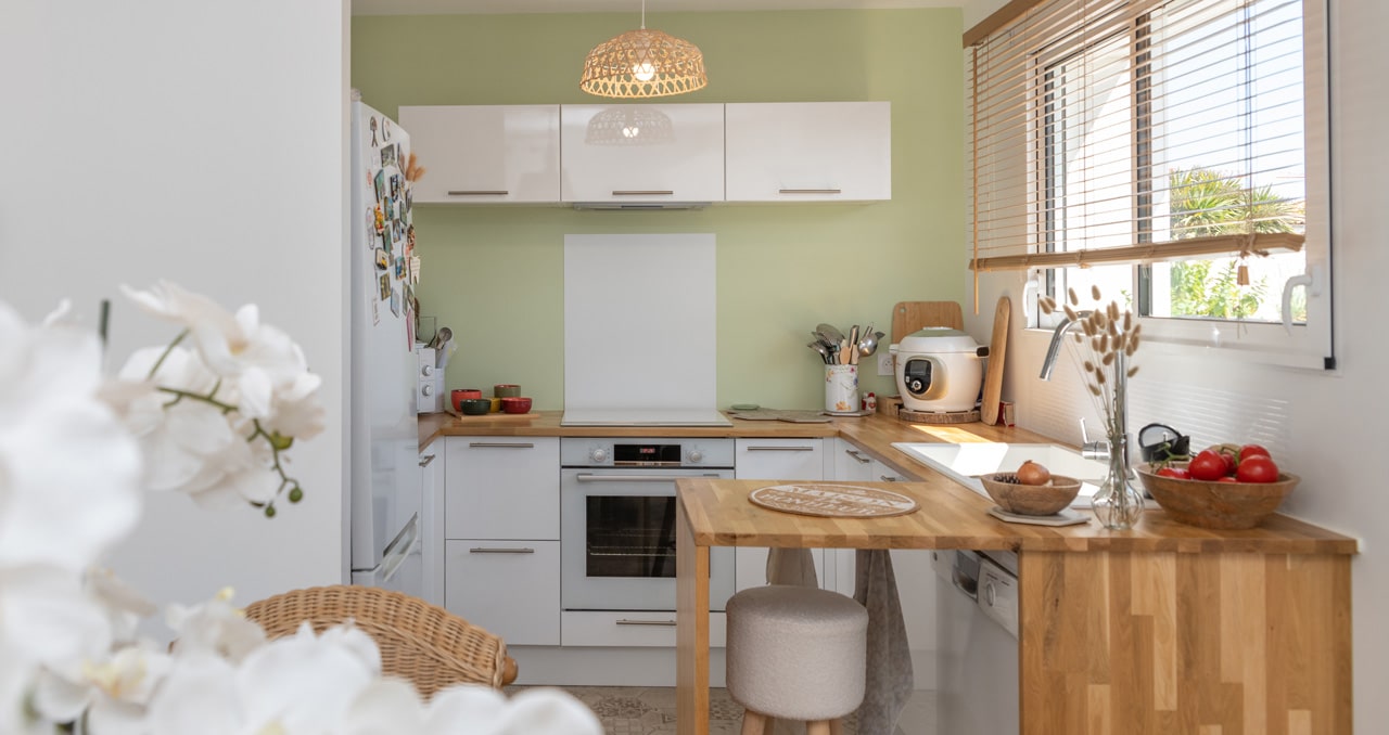 Cuisine ouverte moderne dans une maison neuve de 81 m² à Vaux-sur-Mer réalisée par un constructeur de maison