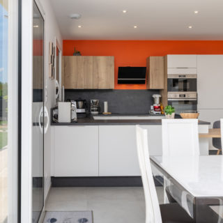 Cuisine moderne et lumineuse d’une maison neuve à La Génétouze réalisée par Maisons d’en France Atlantique