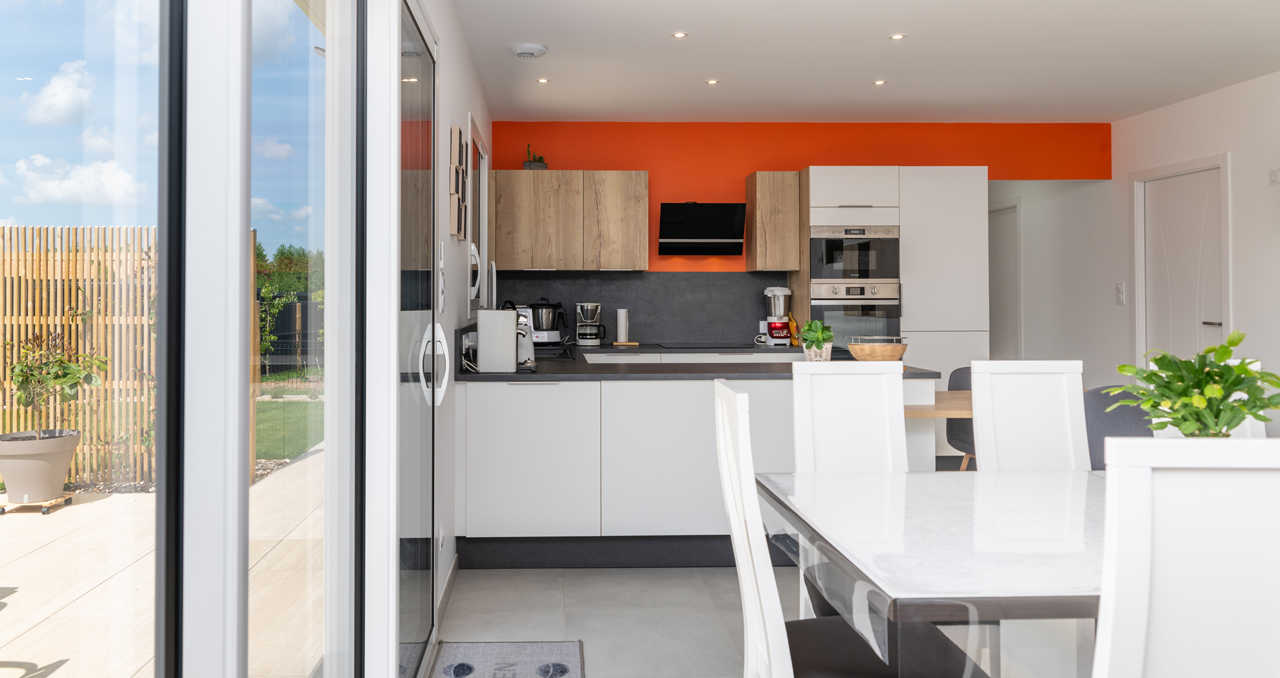 Cuisine moderne et lumineuse d’une maison neuve à La Génétouze réalisée par Maisons d’en France Atlantique