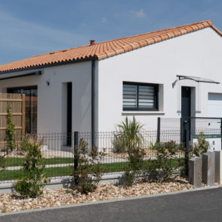 Vue d’ensemble de la maison neuve de plain-pied à La Génétouze avec jardin et garage camping-car, par Maisons d’en France Atlantique