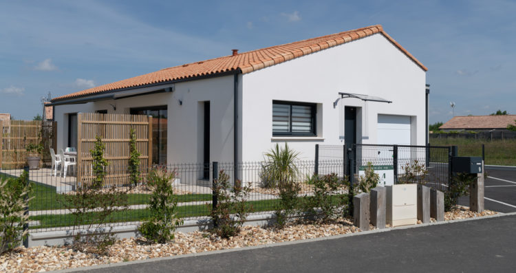 Vue d’ensemble de la maison neuve de plain-pied à La Génétouze avec jardin et garage camping-car, par Maisons d’en France Atlantique