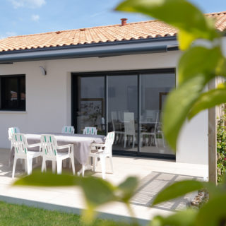 Jardin et terrasse de la maison neuve sur mesure à La Génétouze construite par Maisons d’en France Atlantique